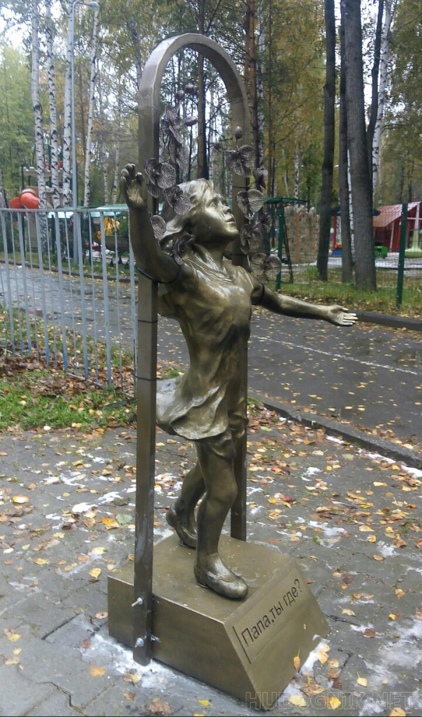 La escultura de la niña