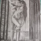 Девушка и юноша целуются в лесу