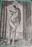 Девушка и юноша целуются в лесу