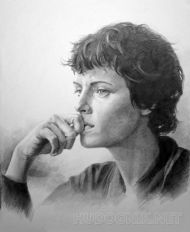Женский портрет по фото нарисованный карандашом