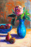 Rosa roja en un jarrón azul