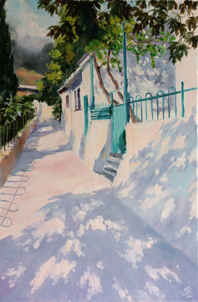 Gurzuf soleado. Una calle con una puerta verde.