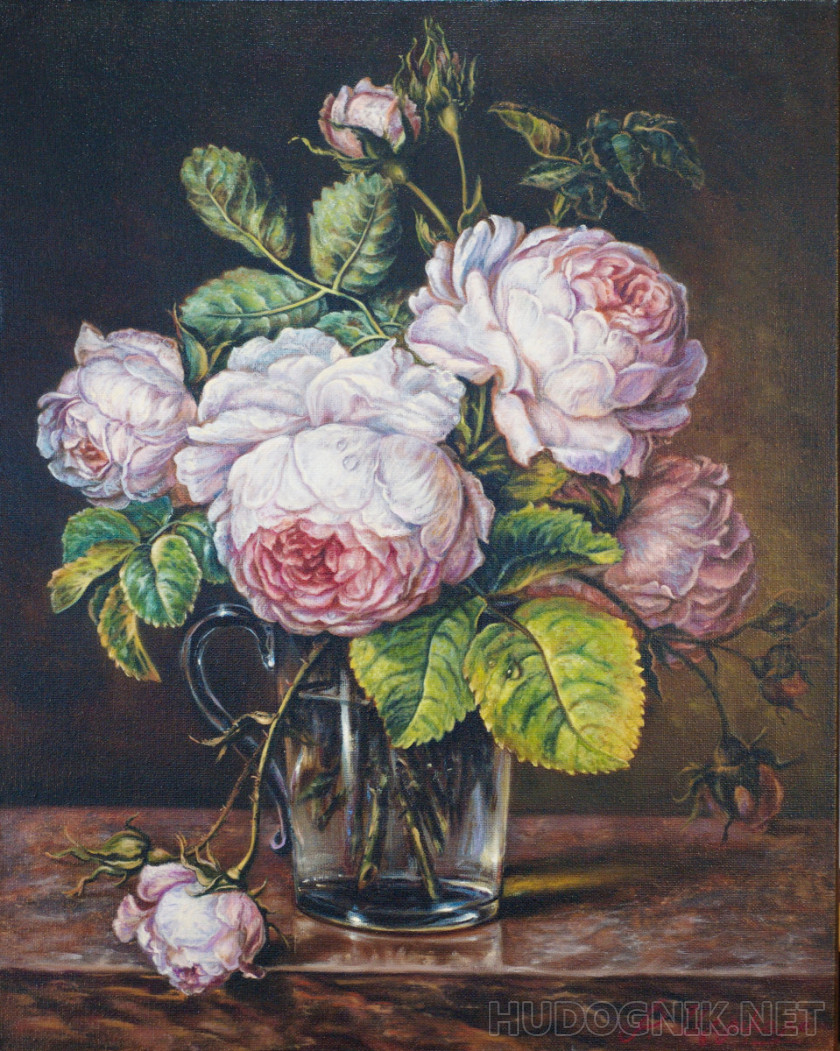 Rosas en un jarrón de cristal sobre una repisa