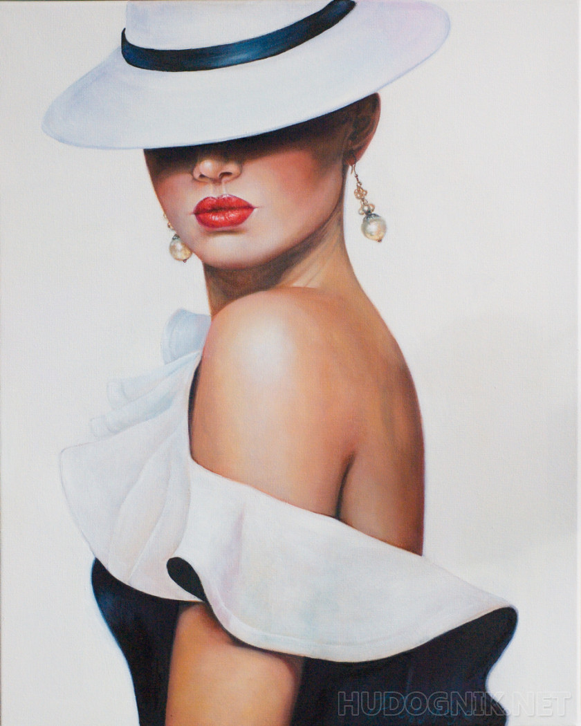 Красивая девушка в белой шляпе