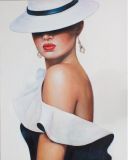 Красивая девушка в белой шляпе