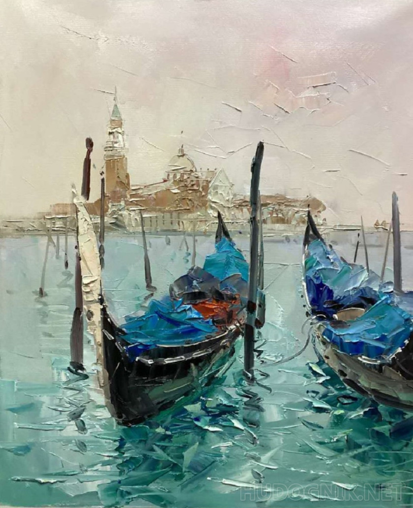 Гондолы на фоне жемчужного неба