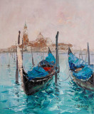 Гондолы на фоне жемчужного неба