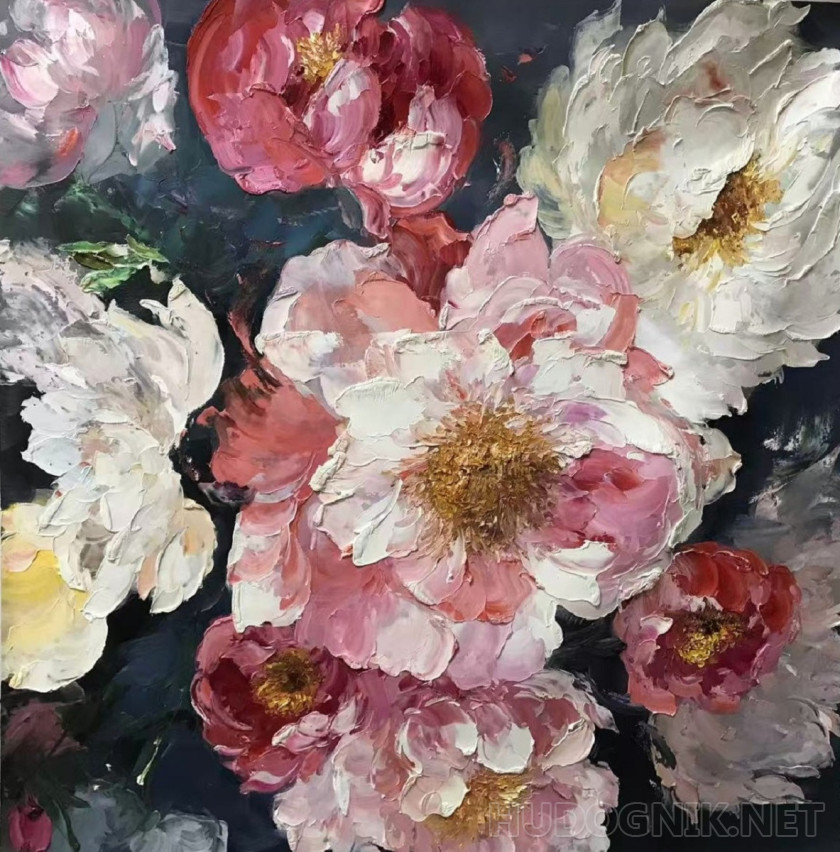 Розовые и белые пионы на темном