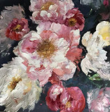 Розовые и белые пионы на темном