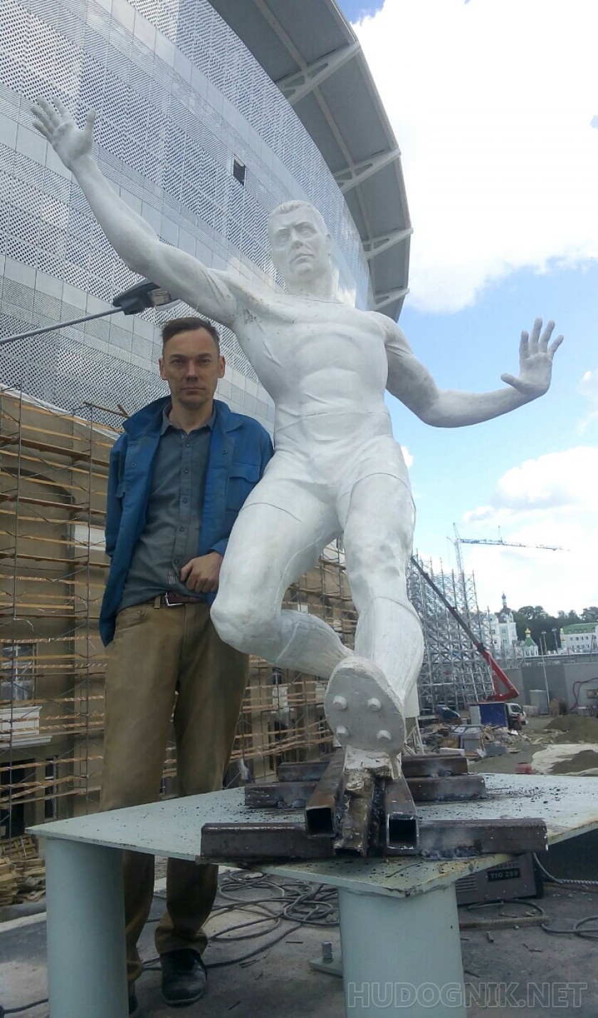 Скульптура футболиста.
