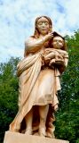 La virgen y el niño (la escultura es de la parte de atrás).