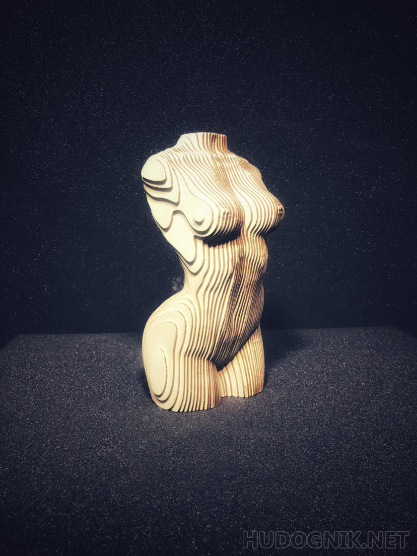 La escultura de una niña de madera