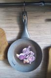 The garlic in the pan