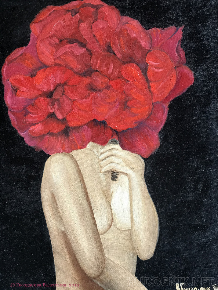 Девушка с розой на голове