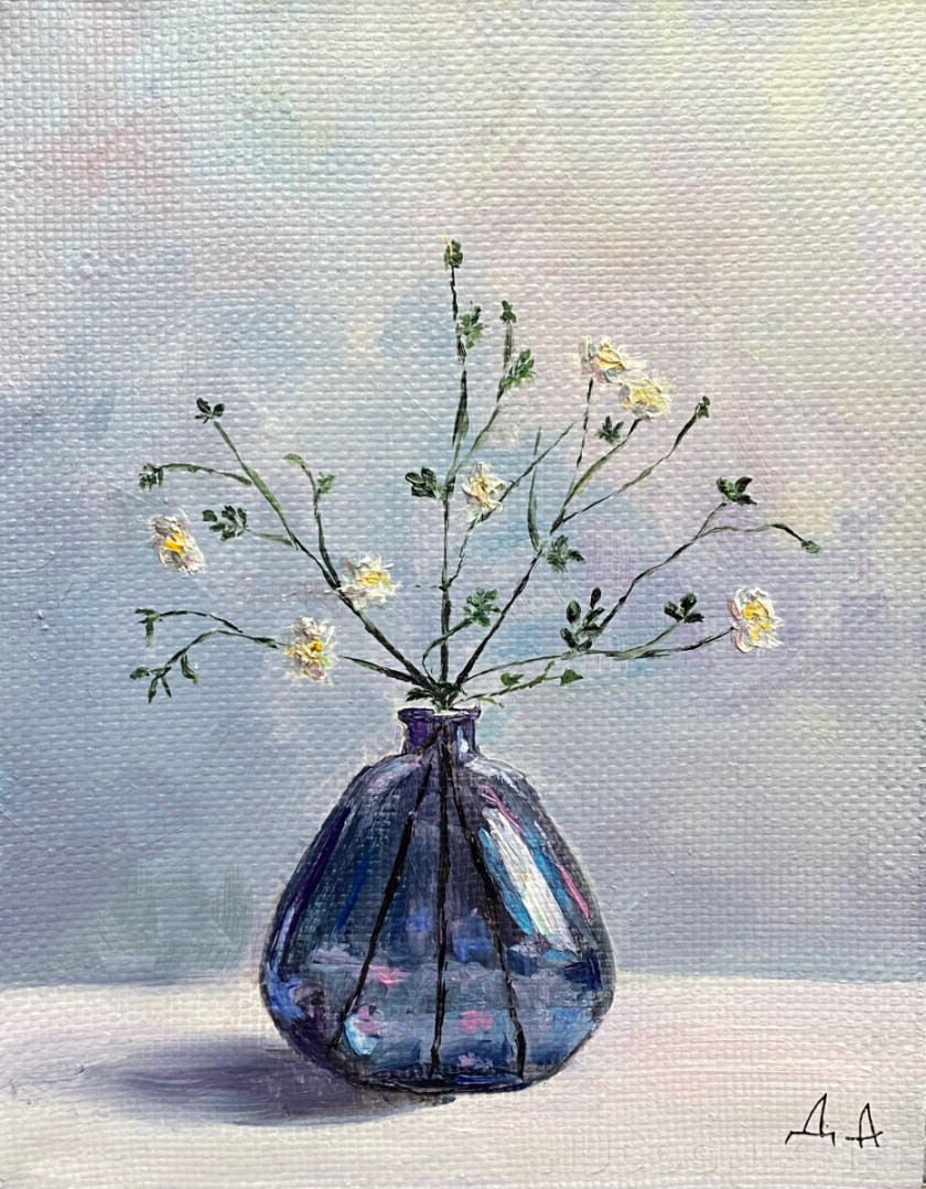 Bodegón en miniatura con una rama florida en un jarrón azul