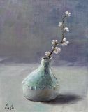 Bodegón en miniatura con una rama de sakura en un jarrón