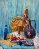 Bodegón de estilo oriental con una jarra y frutas sobre un fondo azul.