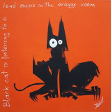 Чёрный кот слушает громкую музыку в оранжевой комнате.