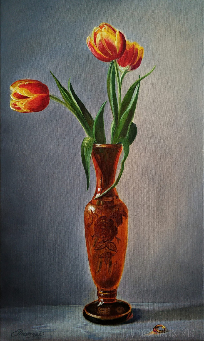 Bodegón con luz ambiente lámpara, tulipanes y plato personalizado