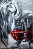 Девушка с бокалами красного вина