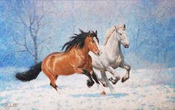 Los caballos corren rápidamente sobre la primera nieve...