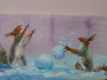 Las ardillas juegan bolas de nieve