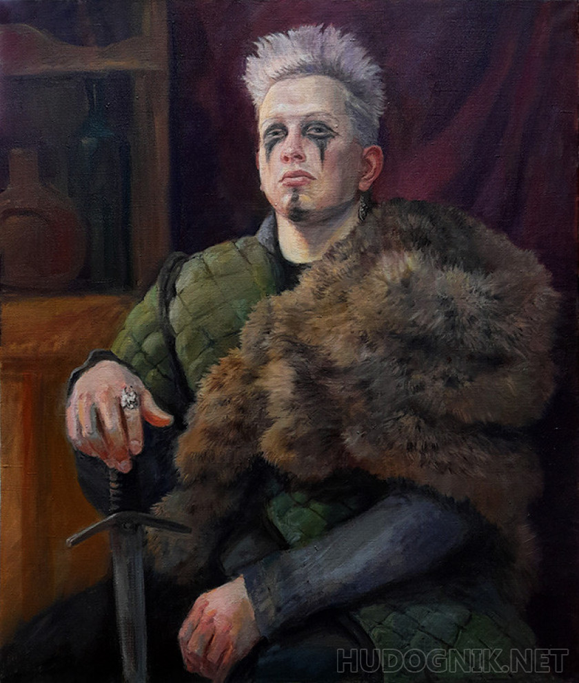 Портрет молодого человекав костюме викинга